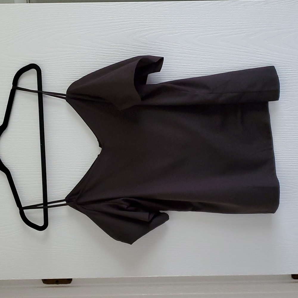 Cold shoulder top woman